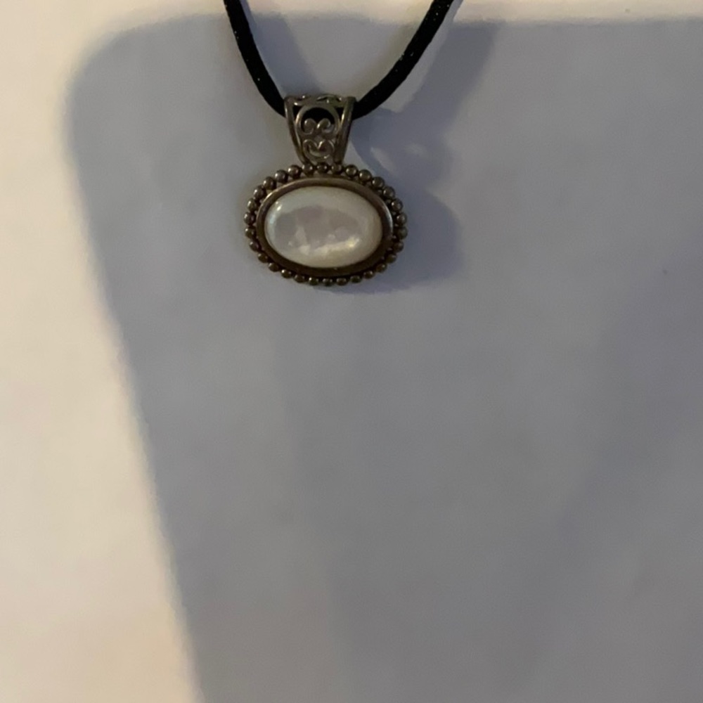 Rope necklace with pearl stone in middle